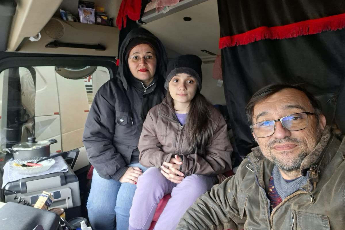 Família enfrenta frio de até -7°C, falta de assistência e preocupação com os suprimentos
/Foto: Reprodução/Whatsapp