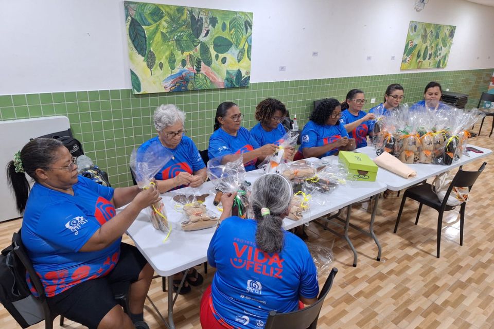 Idosas confeccionaram cachorros de tecido para doar a crianças com TEA  atendidas pela Unifafire, no Recife/Foto: Cortesia/ONG Giral