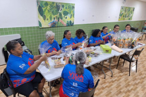 Idosas confeccionaram cachorros de tecido para doar a crian&ccedil;as com TEA  atendidas pela Unifafire, no Recife