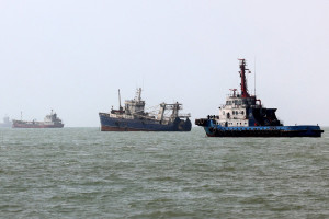 Embarca&ccedil;&otilde;es transitam pelo Estreito de Ormuz, ao largo de Bandar Abbas, no sul do Ir&atilde;