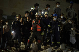 Equipes de resgate buscam sobreviventes entre os escombros de um pr&eacute;dio que desabou ap&oacute;s um terremoto em Pereira, na Col&ocirc;mbia