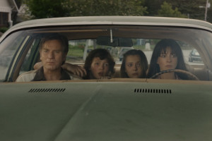 Ewan McGregor e Anne Hathaway s&atilde;o transportados para o per&iacute;odo jur&aacute;ssico em thriller de sobreviv&ecirc;ncia enxuto e divertido