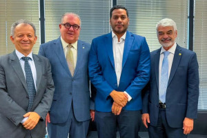 O senador Humberto Costa se reuniu com o ministro do TCU, Jhonatan de Jesus, com a presen&ccedil;a tamb&eacute;m do coordenador da bancada de Pernambuco no Congresso Nacional, Augusto Coutinho, e do superintendente da Sudene, Francisco Alexandre