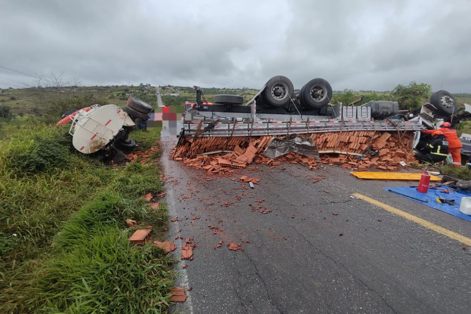 A rodovia está interditada nos dois sentidos/Divulgação/PRF
