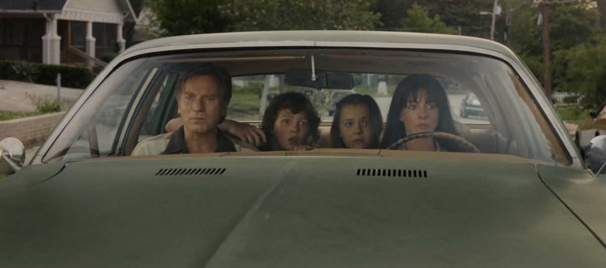 Ewan McGregor e Anne Hathaway são transportados para o período jurássico em thriller de sobrevivência enxuto e divertido/Warner/Divulgação