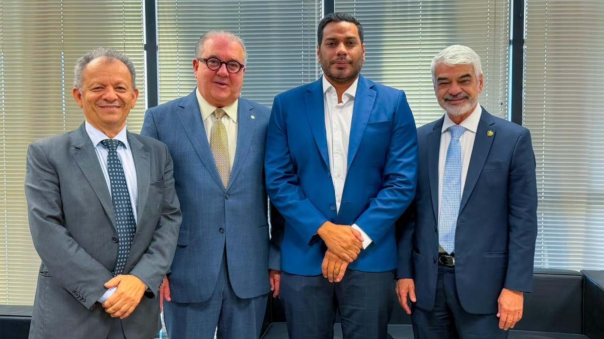 O senador Humberto Costa se reuniu com o ministro do TCU, Jhonatan de Jesus, com a presen&ccedil;a tamb&eacute;m do coordenador da bancada de Pernambuco no Congresso Nacional, Augusto Coutinho, e do superintendente da Sudene, Francisco Alexandre/Foto: Xocolate Magalh&atilde;es