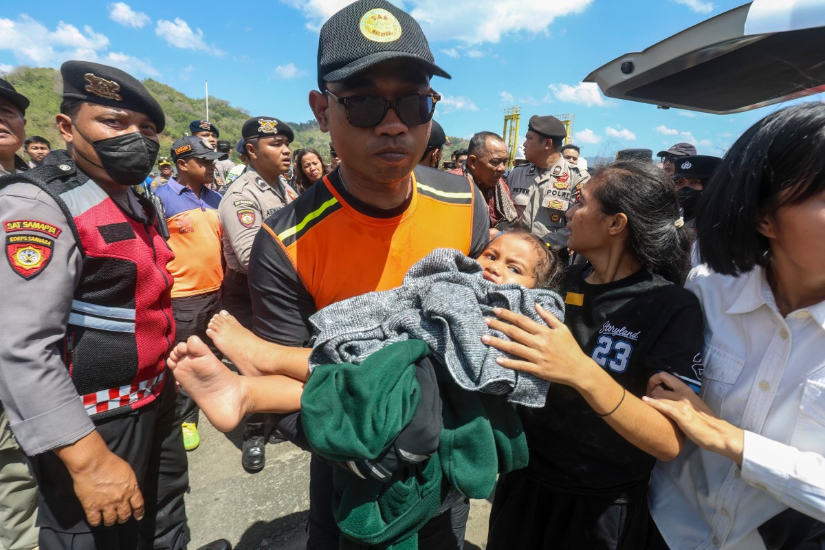 Um navio da Marinha e outras embarcações foram mobilizados às pressas para resgatar mais de 100 pessoas da balsa em chamas em Bali/ AFP