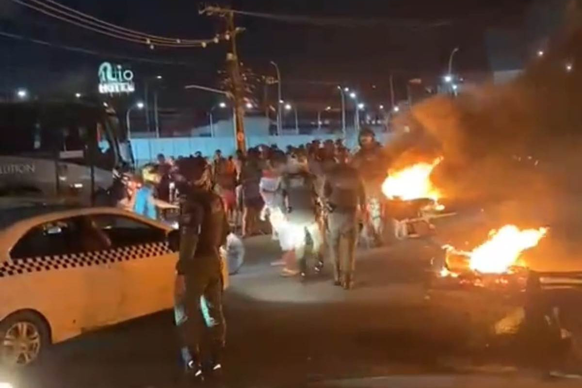 Protesto bloqueia PE-015, em Olinda/Foto: Reprodução/Whatsapp