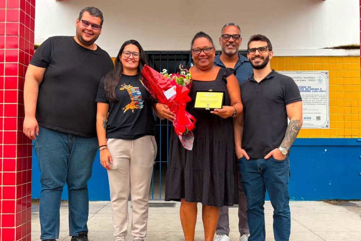 Professora Tereza Moura ao lado dos seus colegas de trabalho no seu último dia de trabalho, na segunda-feira (10)./Acervo pessoal/Tereza Moura.