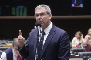 Homem que denunciou "arma&ccedil;&atilde;o" contra vice de Fl&aacute;vio &eacute; do PL, diz Lindbergh