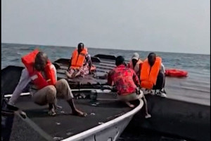 Passageiros s&atilde;o resgatados ap&oacute;s balsa virar no Lago Kariba, no Zimb&aacute;bue