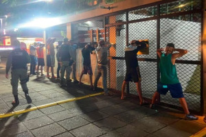 Briga marcada por redes sociais termina com 18 pessoas apreendidas em Set&uacute;bal, na zona sul do Recife
