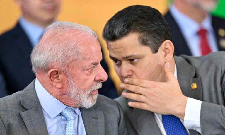 Presidente Lula (PT) e o líder do Senado, Davi Alcolumbre (União Brasil)/Evaristo Sa/AFP