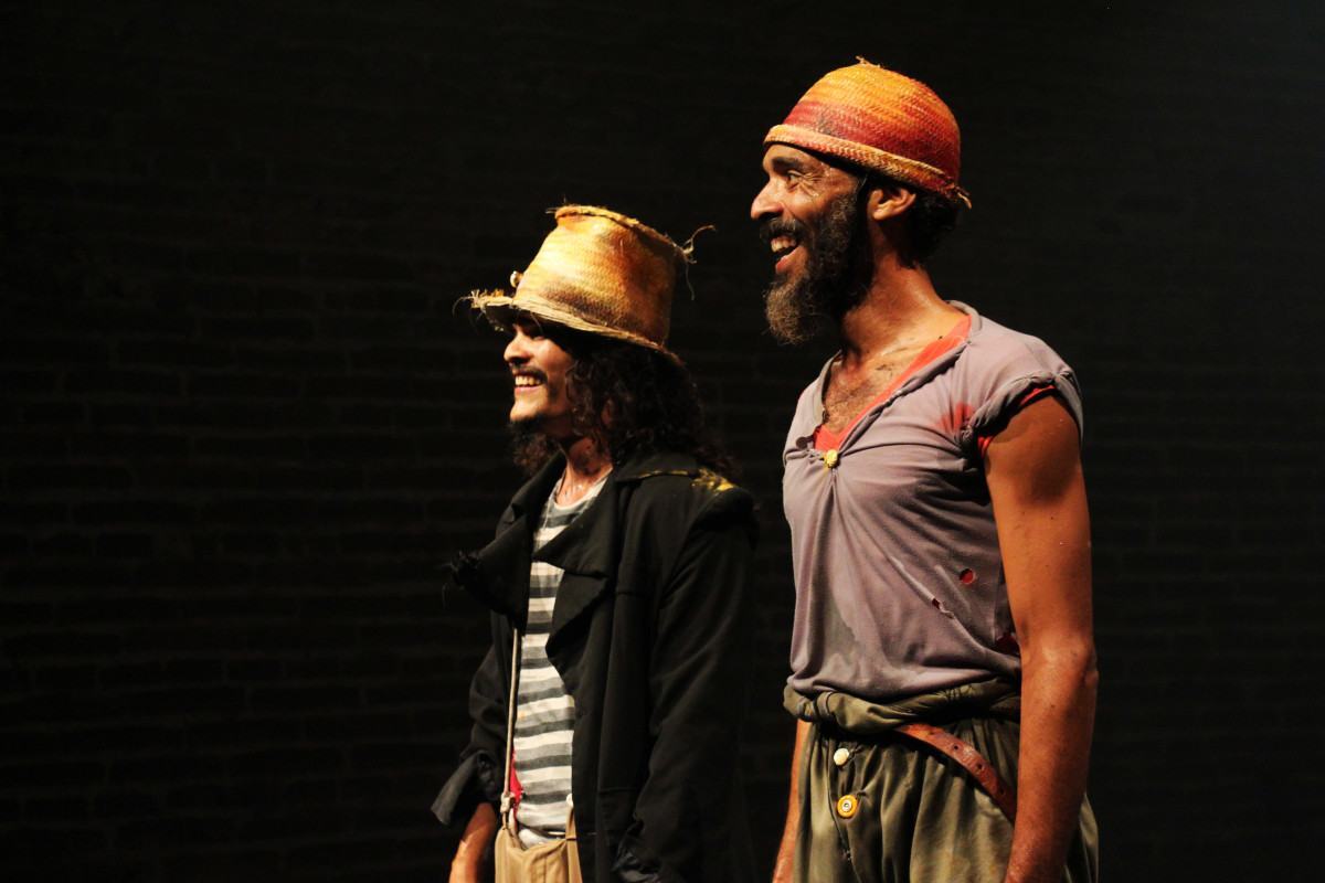 Asaías Rodrigues e Charles de Lima em cena no espetáculo 