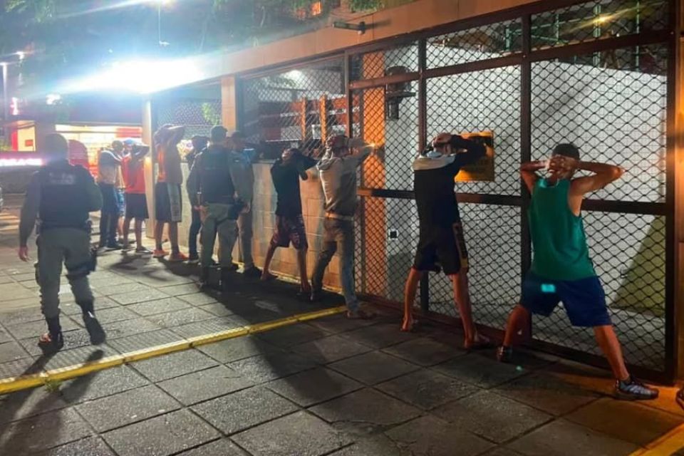 Briga marcada por redes sociais termina com 18 pessoas apreendidas em Setúbal, na zona sul do Recife
/Foto: BoaViagememFoco/Reprodução