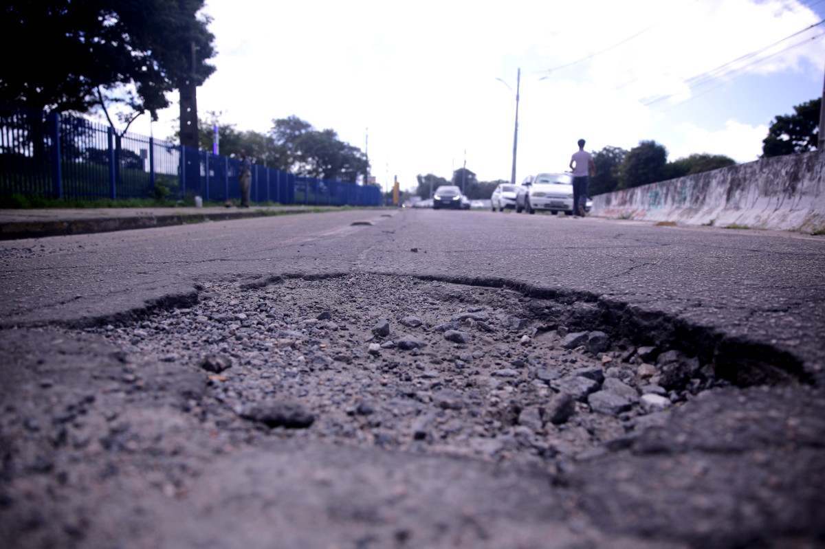 Estrada está com buracos e desníveis/Foto: Maurício Ferry/DP