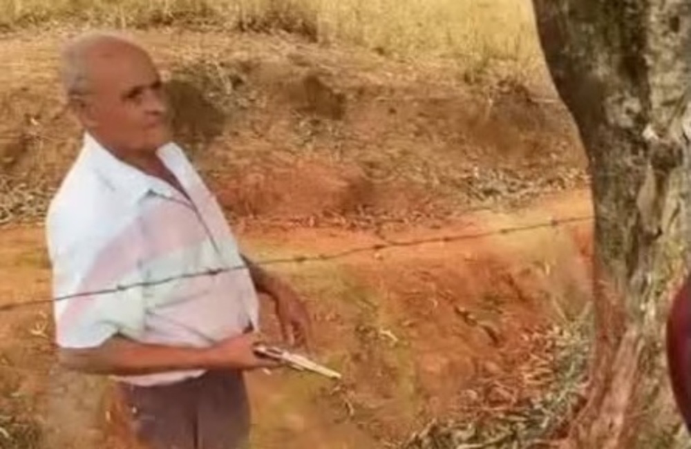 Imagens mostram Miguel Chagas da Silva, de 75 anos, sacando um revólver/Reprodução/Redes sociais