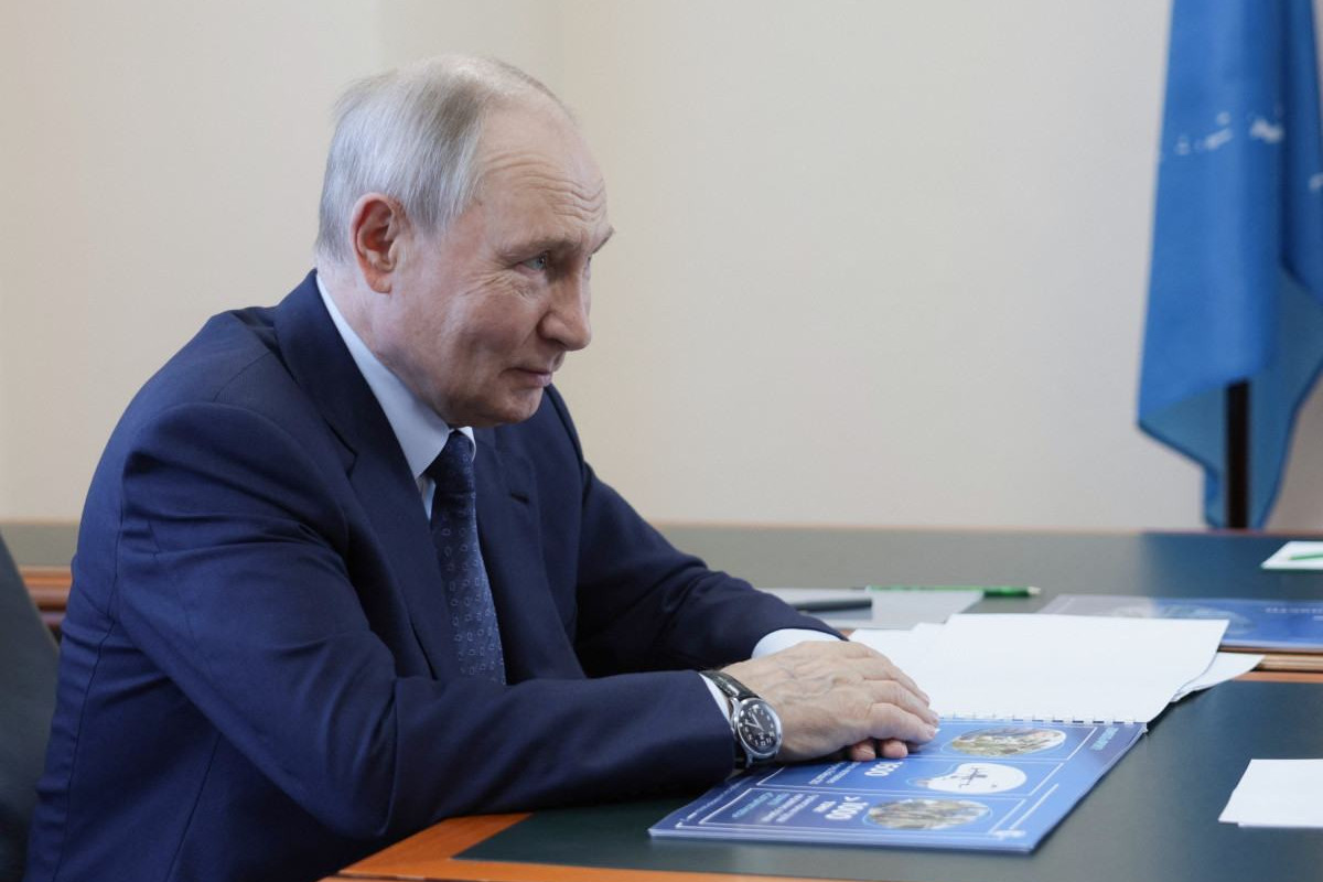 O presidente da RÃºssia, Vladimir Putin, participa de uma reuniÃ£o com o governador da regiÃ£o de Sakhalin na ilha de Iturup, uma das quatro ilhas da cadeia disputada conhecida como Ilhas Curilas na RÃºssia e TerritÃ³rios do Norte no JapÃ£o/GAVRIIL GRIGOROV/POOL/AFP