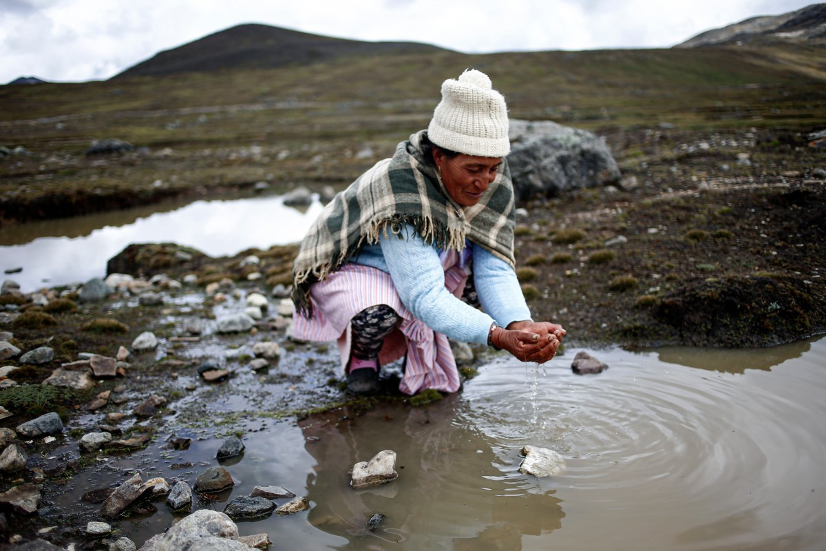 Mulher andina em um lago quase seco de Huancayo, nas montanhas do Peru/Hugo Curotto/AFP