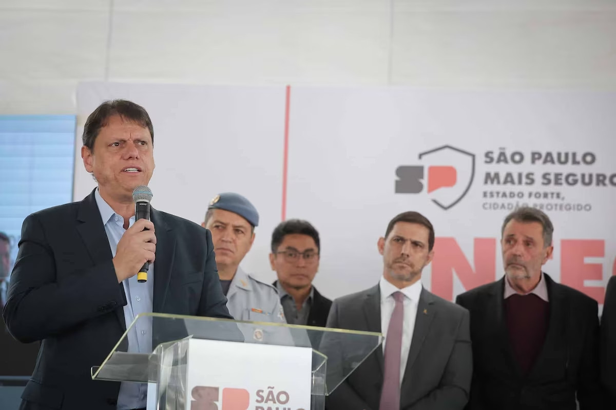 Tarcísio também admitiu na entrevista que tinha uma visão equivocada sobre as câmeras corporais nos policiais militares/Pablo Jacob/Governo de SP