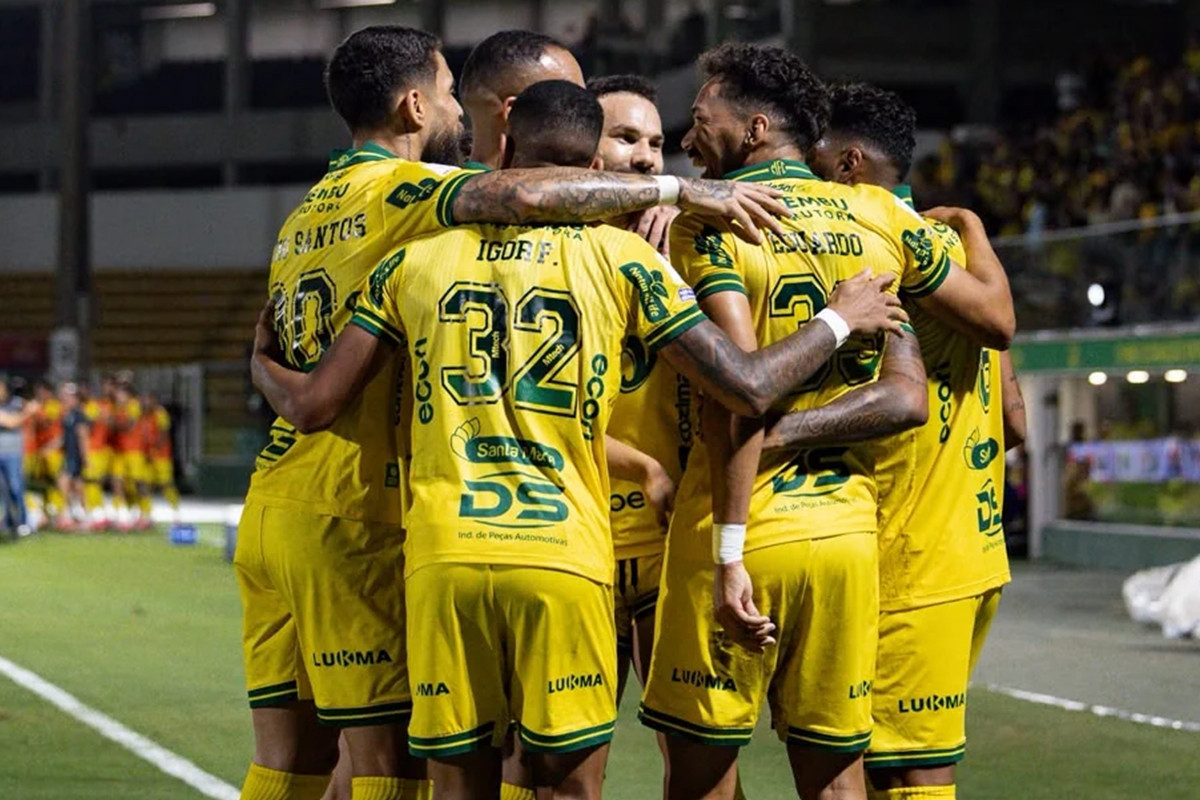 Jogadores do Mirassol comemoram gol
/DIVULGAÇÃO/MIRASSOL