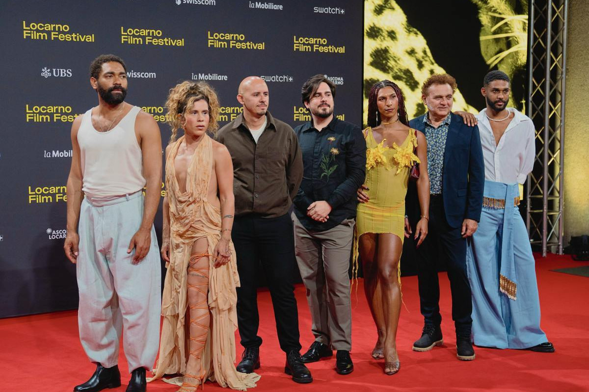 Equipe de 'A Margem do Rio' representando o Brasil na estreia mundial no Festival de Locarno, na Suíça/Foto: @mmourajoao_a