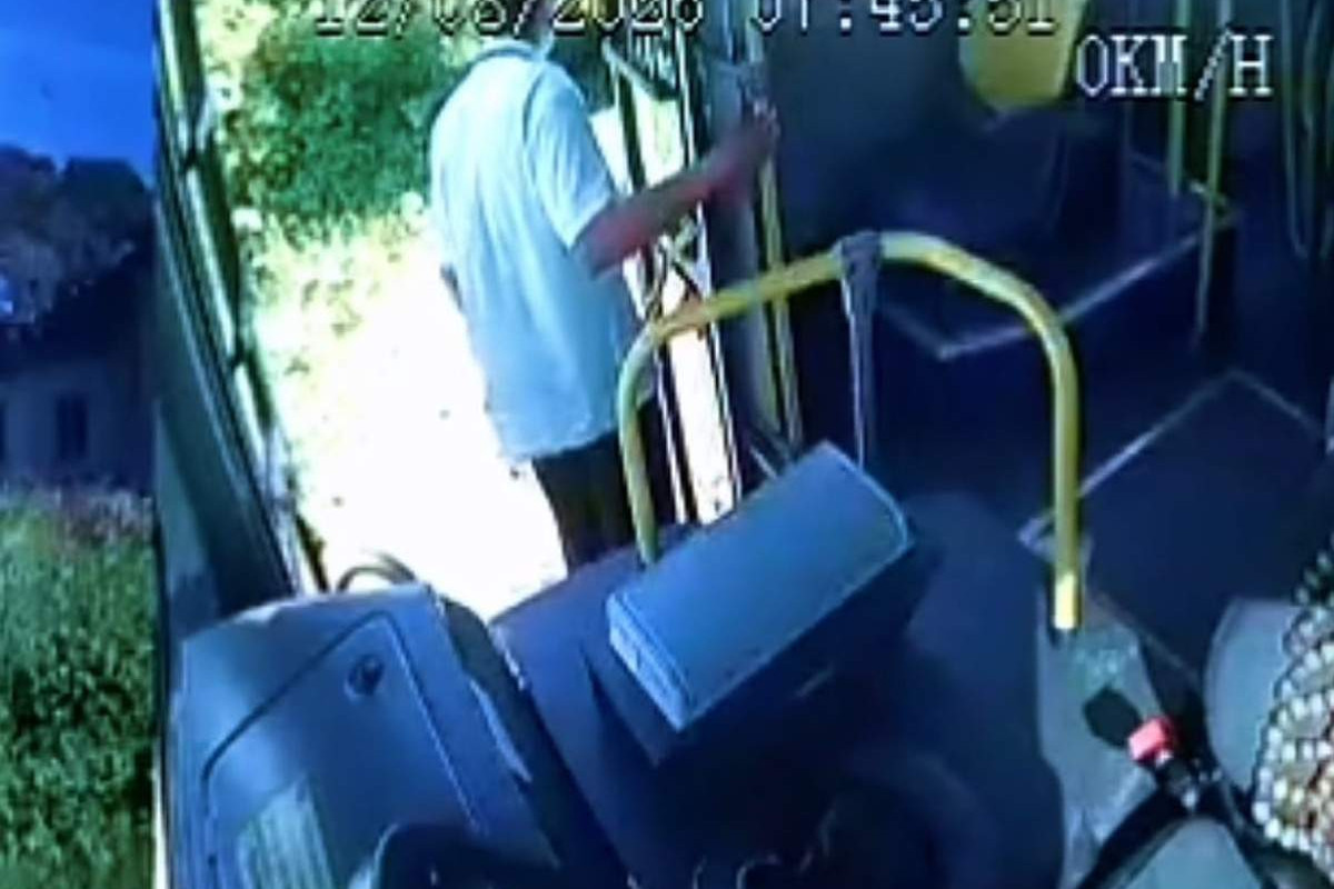 Motorista foi agredido após ônibus bater em retorvisor de carro/Foto: Reprodução/Instagram