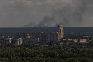 Fuma&ccedil;a subindo ao longe ap&oacute;s um ataque a&eacute;reo russo, em Kiev, em 12 de agosto de 2026