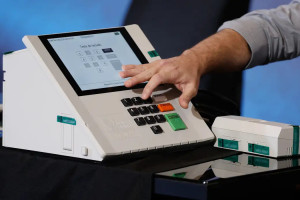 Tribunal Regional Eleitoral apresenta a estrutura e demonstra testes da urna eletr&ocirc;nica para as Elei&ccedil;&otilde;es de 2026