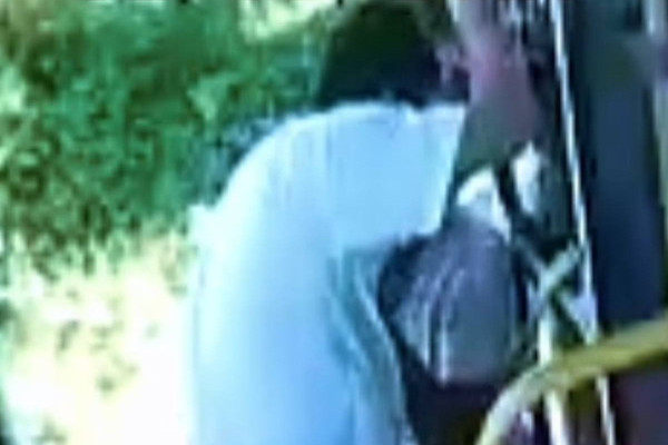 Motorista foi agredido após ônibus bater em retorvisor de carro