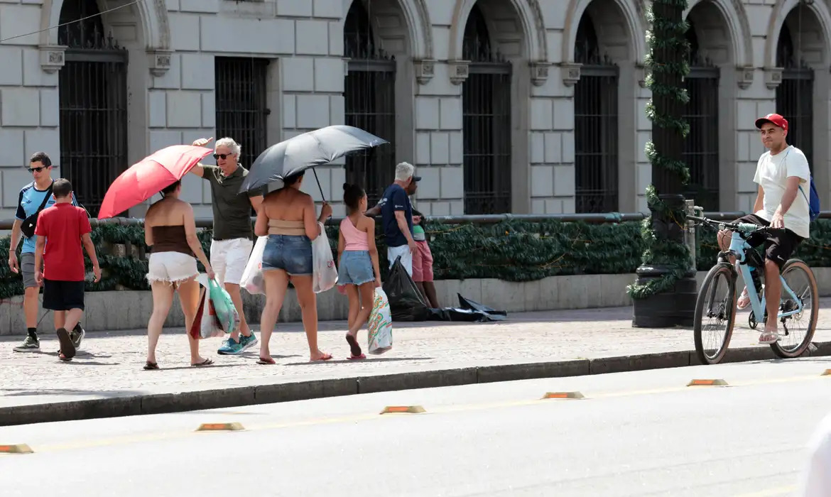 Máximas podem ficar próximas a 40°C em algumas regiões, Goiânia e Cuiabá deverão atingir 37º/PAULO PINTO/AGÊNCIA BRASIL
