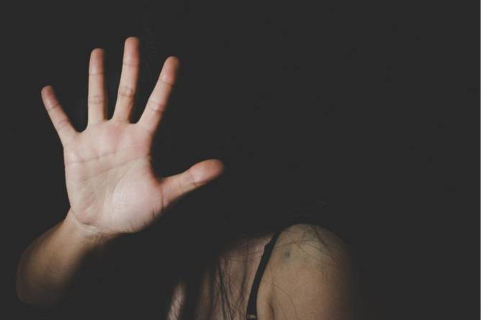Lei Maria da Penha prevê cinco formas de violência doméstica e familiar contra a mulher: física, psicológica, moral, patrimonial e sexual/Foto: Magnific