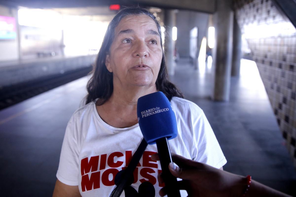 Maria do Carmo Siqueira, de 60 anos, está utilizando o metrô para visitar a irmã, que está internada (Foto: Maurício Ferry/DP Foto)