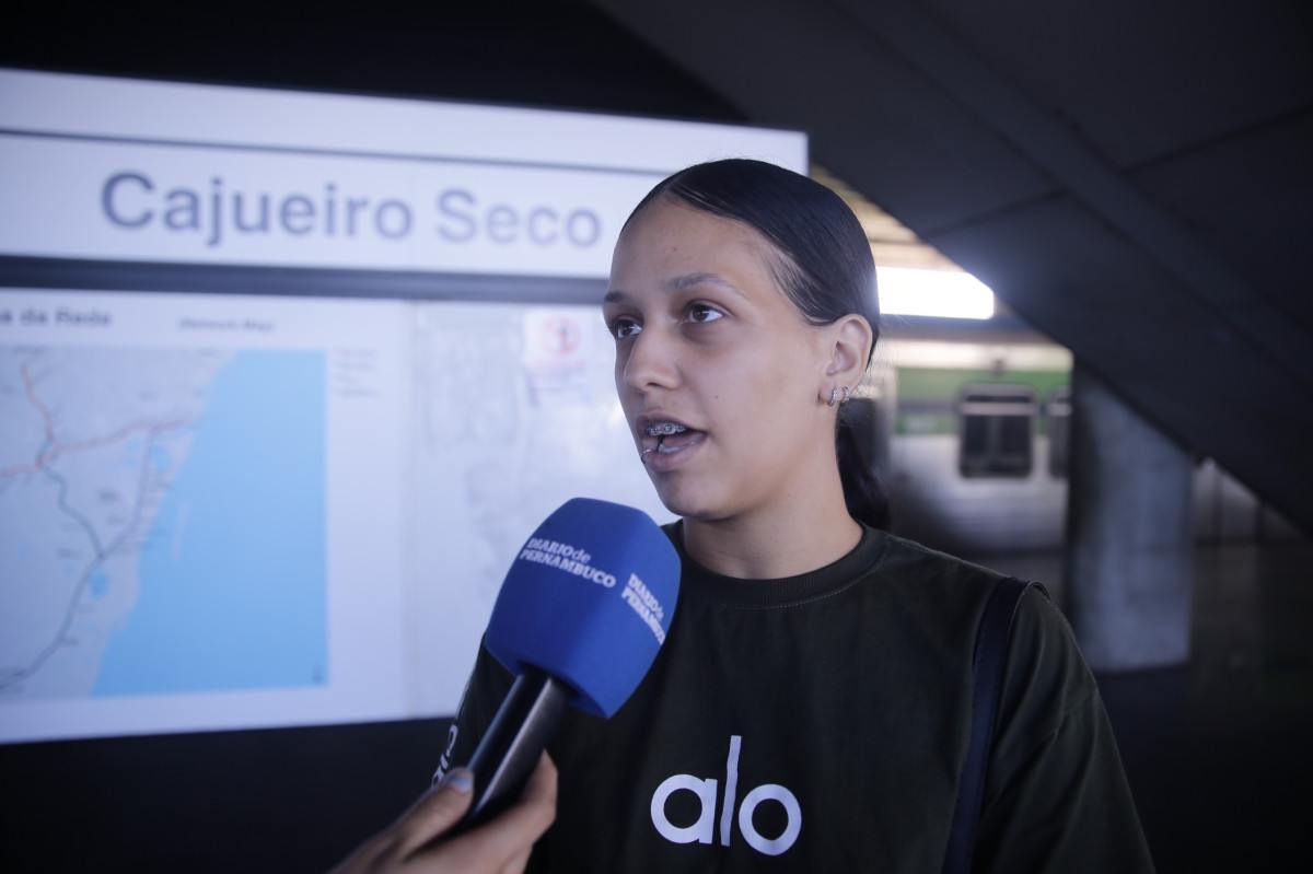 Rebeca Silva, de 20 anos, utiliza o metrô para trabalhar (Foto: Maurício Ferry/DP Foto)
