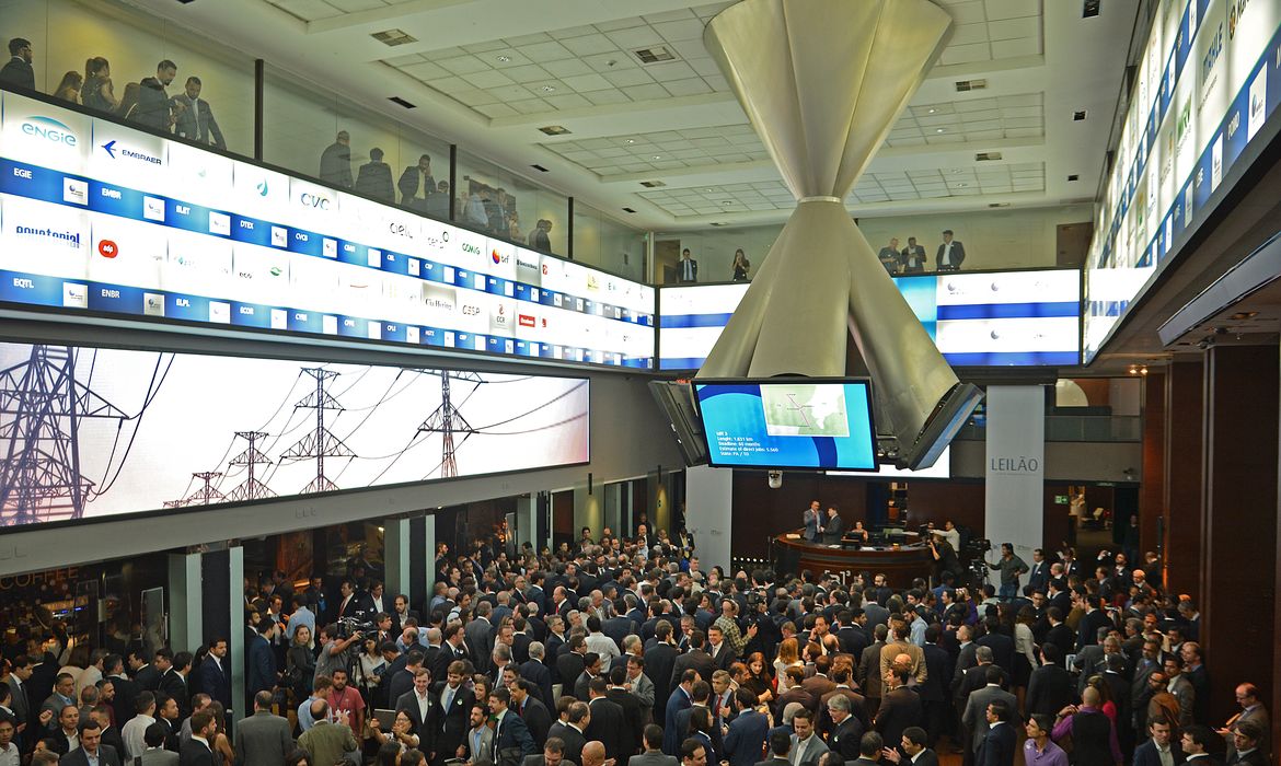 O ambiente tem afastado investidores da Bolsa, sobretudo estrangeiros, o que pode acumular o segundo recuo semanal seguido/Rovena Rosa/Agência Brasil