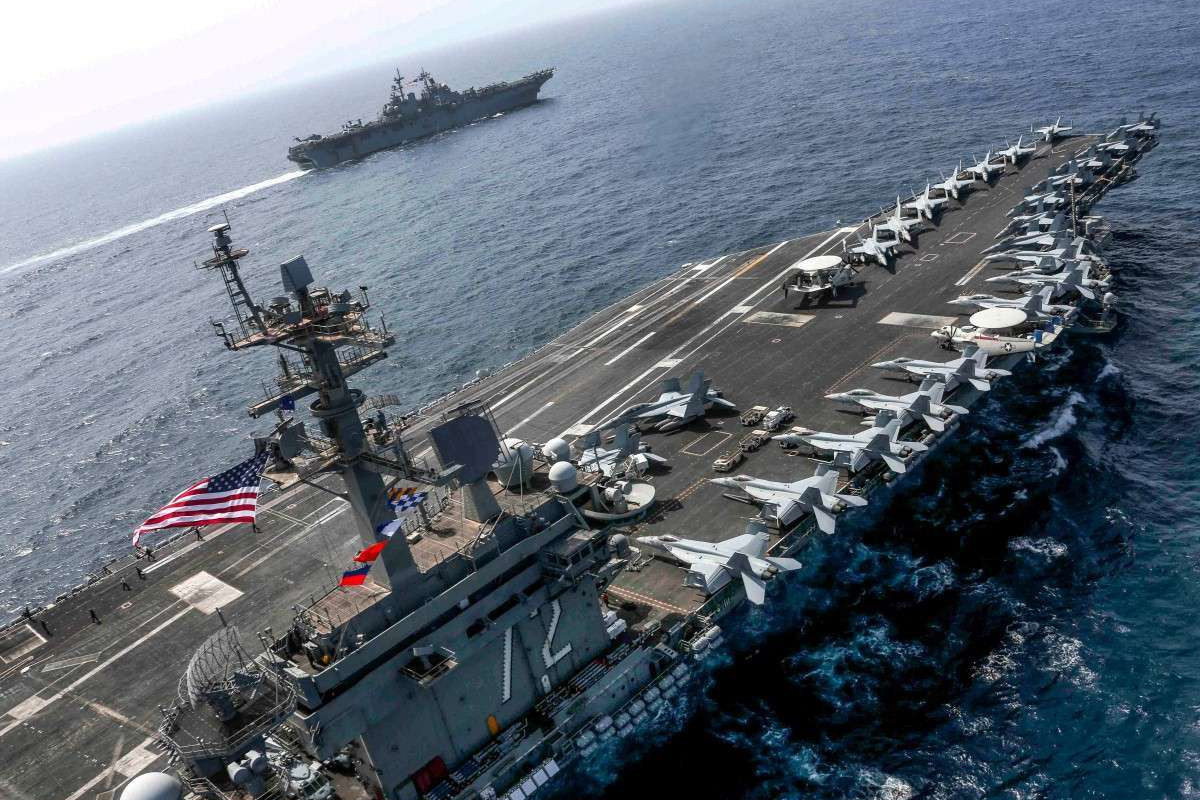 Porta-aviões da Marinha dos EUA no Mar da Arábia, no Oriente Médio/Brian Wilbur/Navy Office of Information/AFP