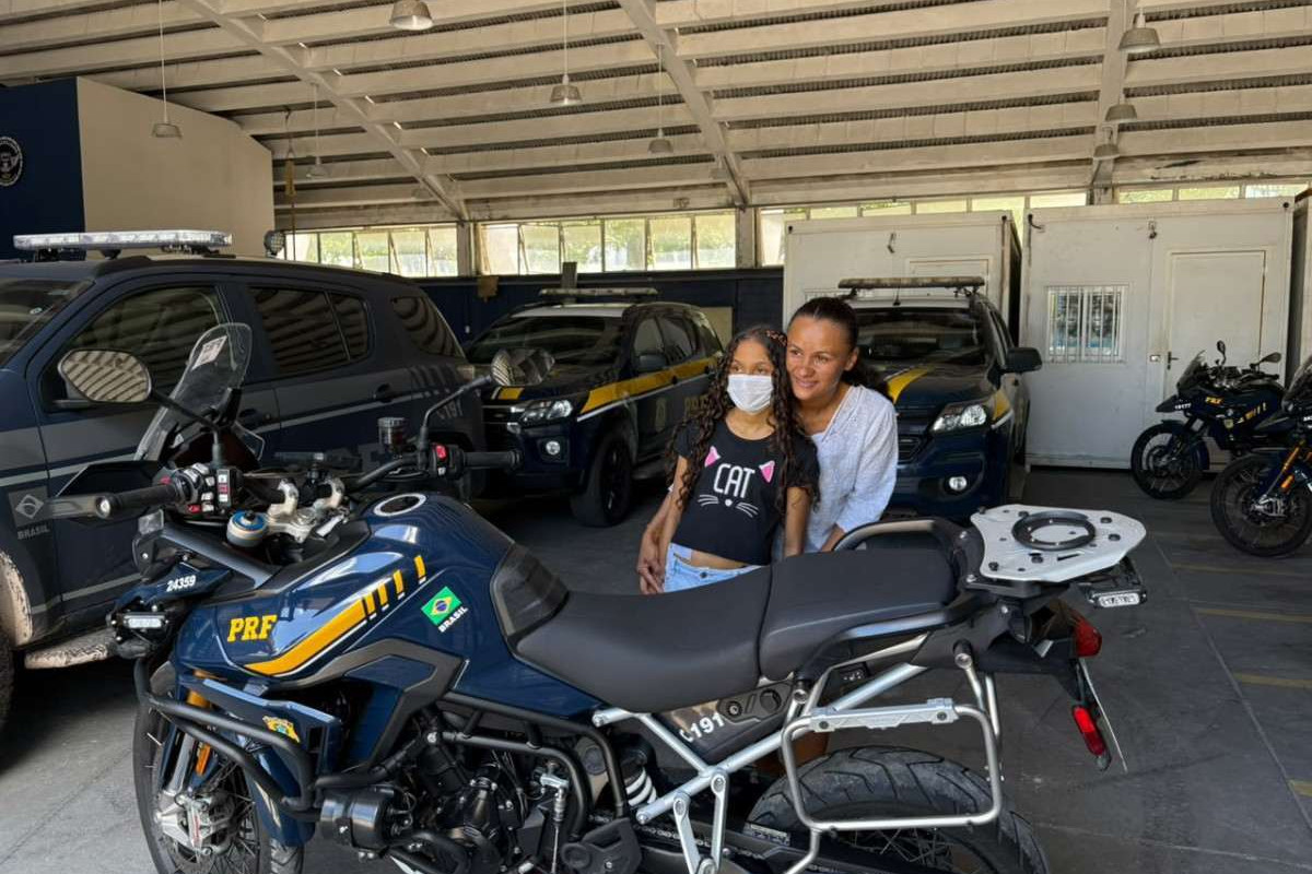 Adolescente transportada de helicóptero para fazer transplante de fígado visita sede da PRF no Recife/Foto: PRF/Divulgação