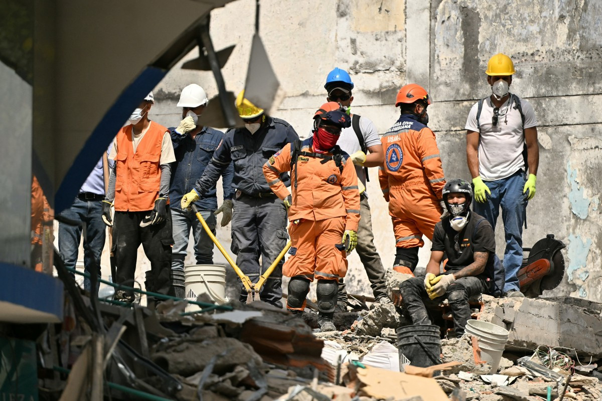Equipes de resgate estão em meio aos escombros de um prédio que desabou, quatro dias após um terremoto de magnitude 7,4 em Pereira, na Colômbia/ AFP