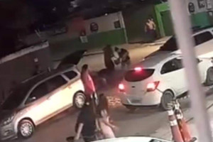 Momento em que cadela &eacute; atacada por rottweiler