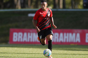 Atleta de 21 anos do Athletico-PR respondeu a duas den&uacute;ncias de uma mesma mulher e foi condenado em primeira inst&acirc;ncia.