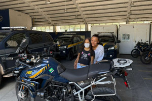 Adolescente transportada de helic&oacute;ptero para fazer transplante de f&iacute;gado visita sede da PRF no Recife