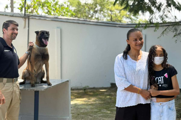 Adolescente transportada de helicóptero para fazer transplante de fígado visita sede da PRF no Recife (Foto: PRF/Divulgação)