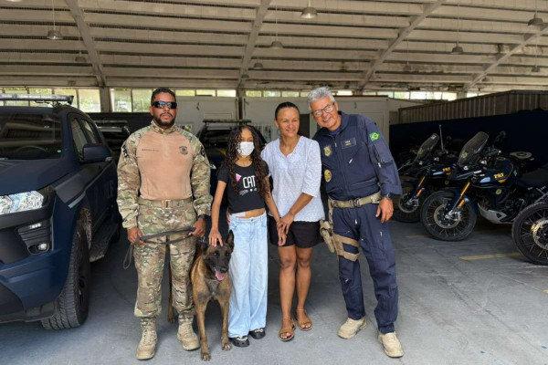 Adolescente transportada de helicóptero para fazer transplante de fígado visita sede da PRF no Recife (Foto: PRF/Divulgação)