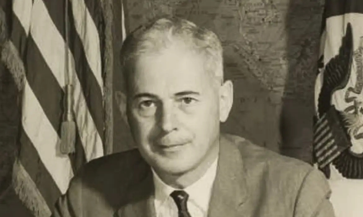 Gordon foi embaixador dos Estados Unidos no Brasil entre 1961 e 1966 e teria participado do planejamento do golpe de Estado ocorrido em 1964/Reprodução/UFRJ