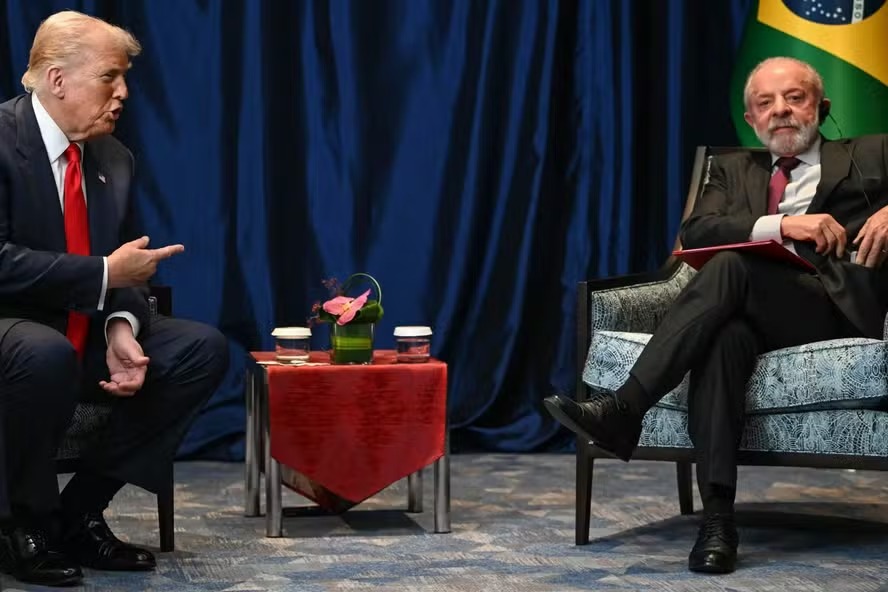 Donald Trump e Lula, durante reunião na Malásia/Andrew Caballero-Reynolds/AFP