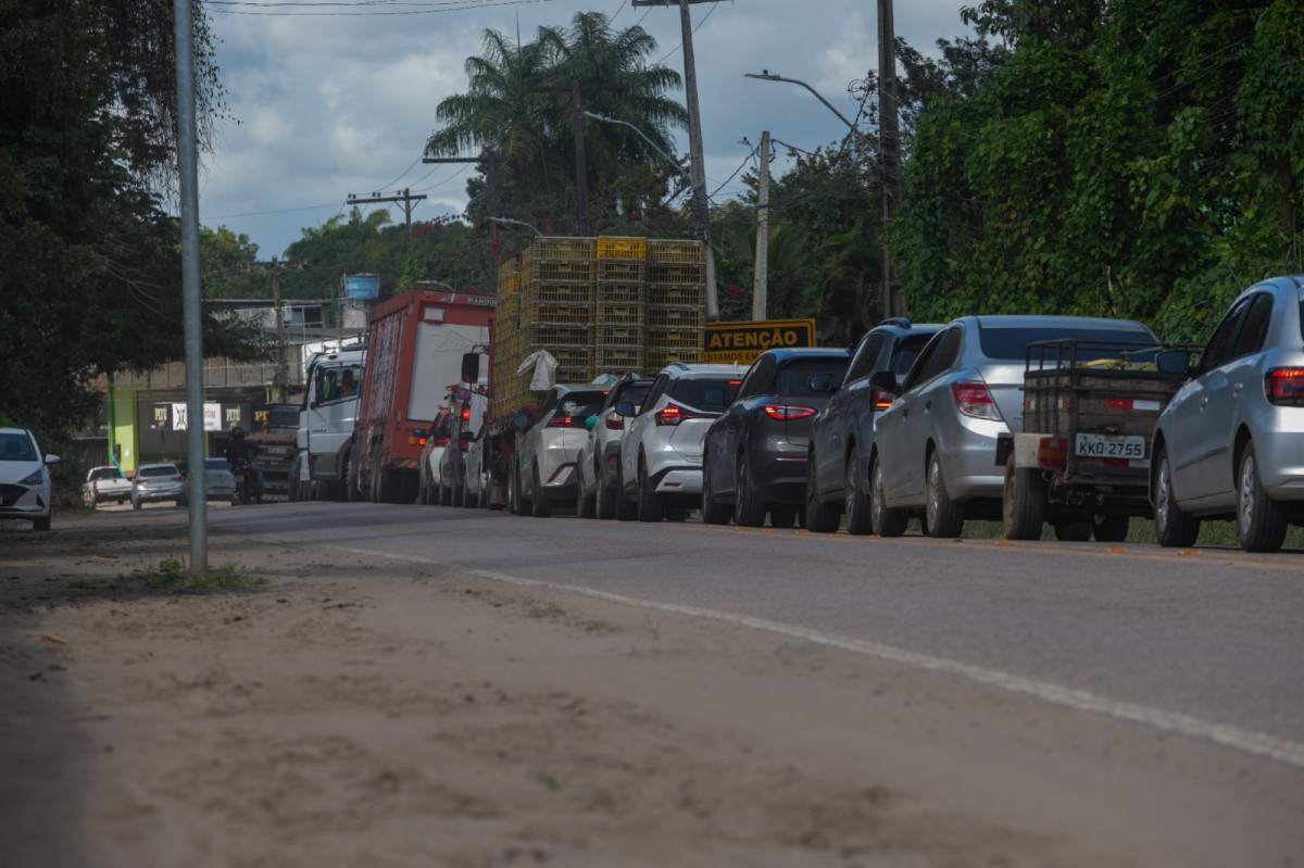 Obras de recuperação da PE-027 deixam trânsito lento na Estrada de Aldeia
 (Rafael Vieira/DP Fotos)