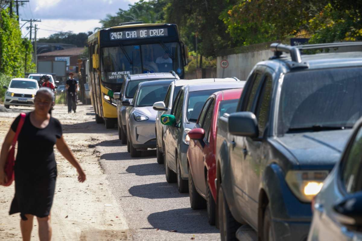 Obras de recuperação da PE-027 deixam trânsito lento na Estrada de Aldeia
 (Rafael Vieira/DP Fotos)