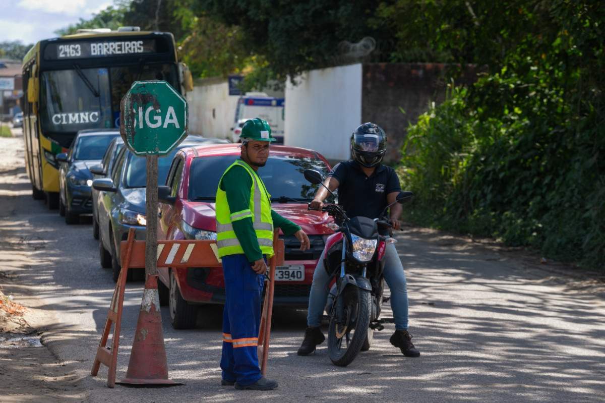 Obras de recuperação da PE-027 deixam trânsito lento na Estrada de Aldeia
/Rafael Vieira/DP Fotos