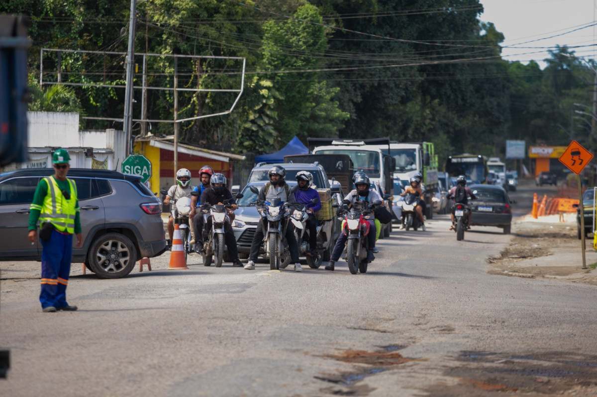 Obras de recuperação da PE-027 deixam trânsito lento na Estrada de Aldeia
 (Rafael Vieira/DP Fotos)