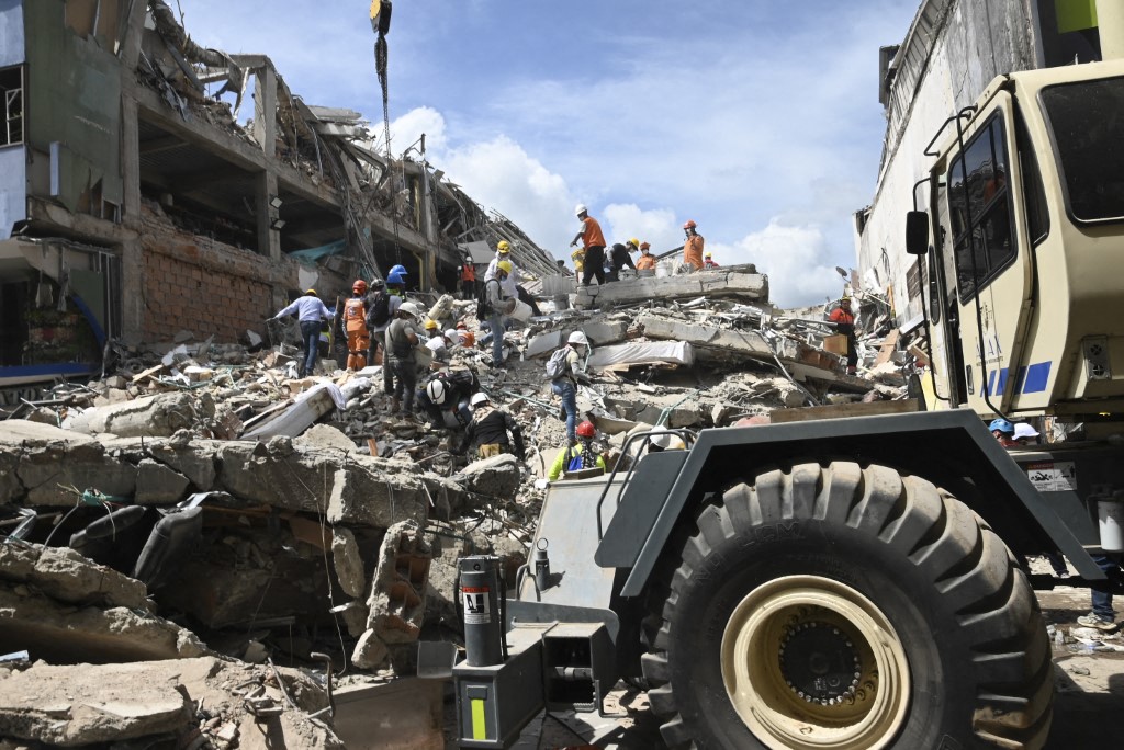 O Departamento de Estado também informou que, em coordenação com o governo colombiano, ativou e enviou duas equipes técnicas de apoio a busca e resgate urbano/Foto: ALEXIS MUNERA / ANADOLU / ANADOLU VIA AFP